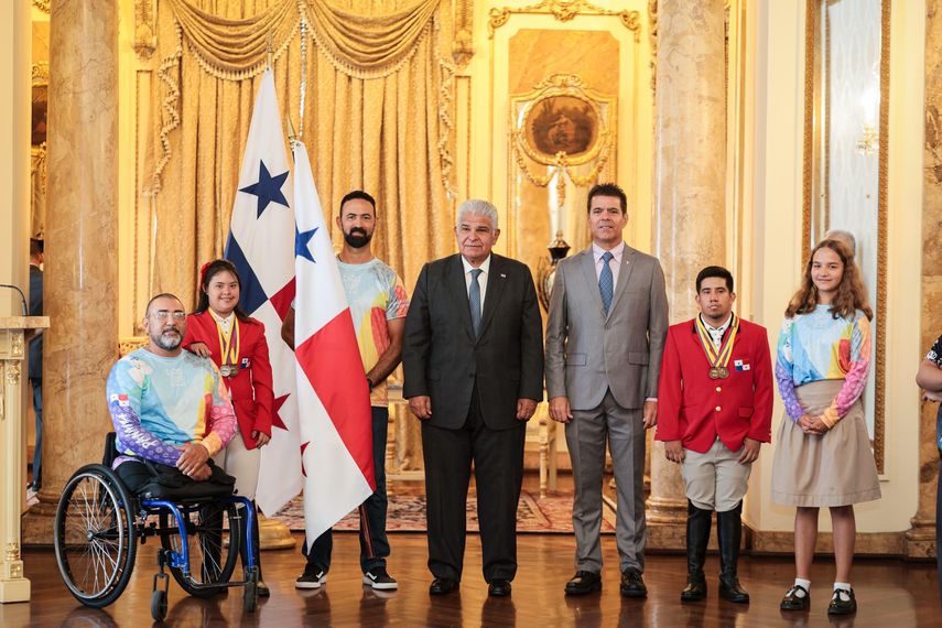 Presidente Mulino entrega pabellón naciona