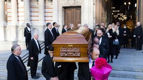 Alrededor de ochocientas personas acudieron al servicio religioso en memoria de David Amess, según la cadena británica BBC.