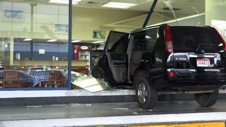Camioneta choca contra local en El Dorado
