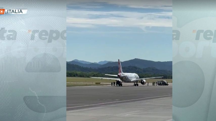 Un hombre murió al ser absorbido por el motor de un avión en el norte de Italia.