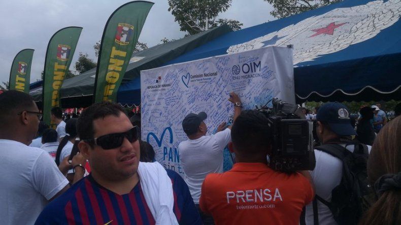 Decenas de panameños recorren la Cinta Costera 1 en una caminata contra la trata de personas