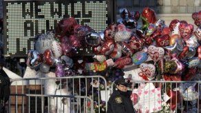 Familiares y fans llegan a iglesia para despedir a Whitney