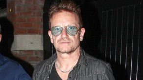 Bono compone tema a trabajadores de salud que luchan contra el COVID-19