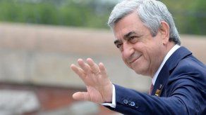 Dimite el primer ministro de Armenia en medio de multitudinarias protestas