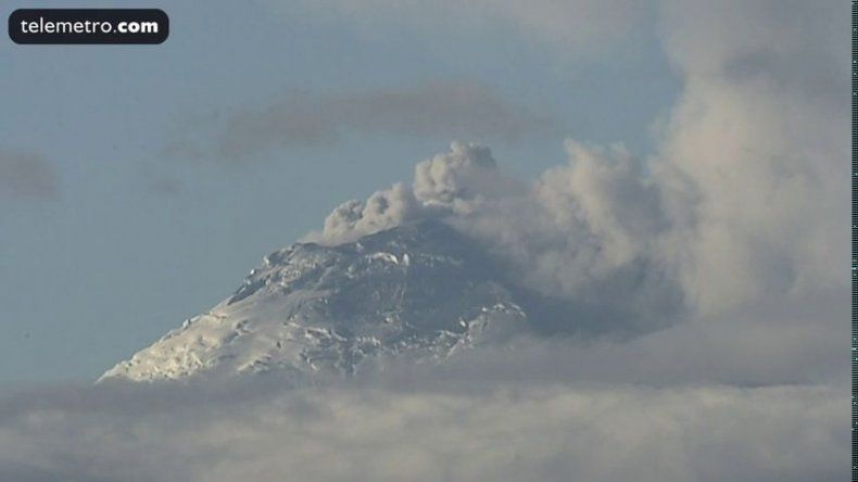 Volcán próximo a Quito expulsa columna de ceniza de 2 km de altura