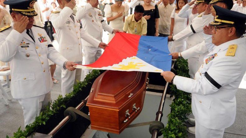 Pese a protestas, entierran a Marcos en cementerio nacional
