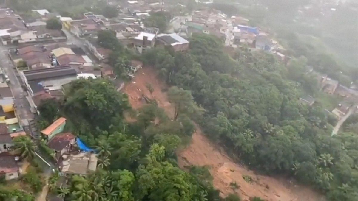 Bolsonaro visita área afectada por lluvias, que ya dejan más de 90 muertos en Brasil