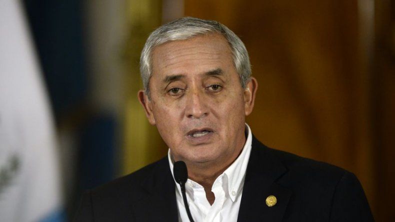 Pérez Molina sigue evitando a la prensa y juramenta otro ministro en privado