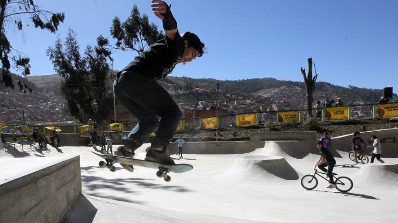 Inauguran en La Paz la pista para skaters más alta del mundo