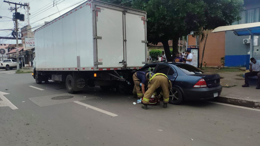 Accidente de tránsito frente a la USMA en Herrera deja una persona herida.