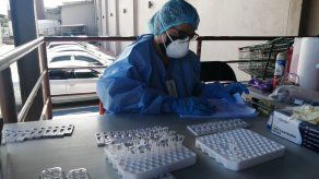 Los Equipos de Respuesta Rápida (ERR) efectuaron muestras de hisopados para ubicar los contactos de los casos activos que se mantienen en Panamá.