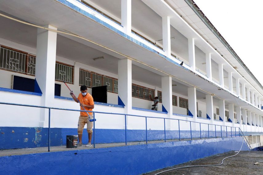 El Ministerio de Educación realiza trabajos de reparación y mantenimiento de las escuelas.