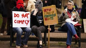 Las medidas anuladas habrían dado a la policía derecho a detener y registrar a la gente en manifestaciones sin motivo de sospecha.