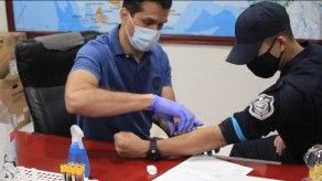 Agentes policiales donan voluntariamente plasma para combatir el COVID-19 Agentes policiales donan voluntariamente plasma para combatir el COVID-19