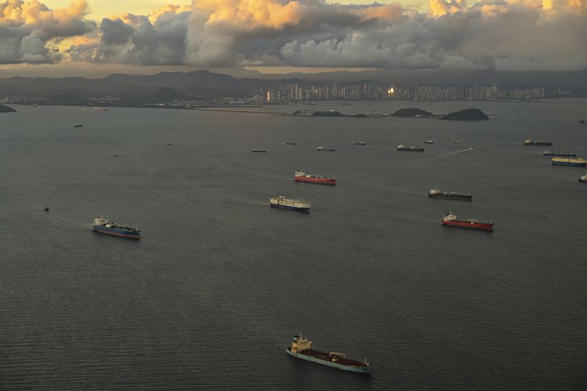 Buques a en la espera de entrar al Canal de Panamá. Buques a en la espera de entrar al Canal de Panamá.