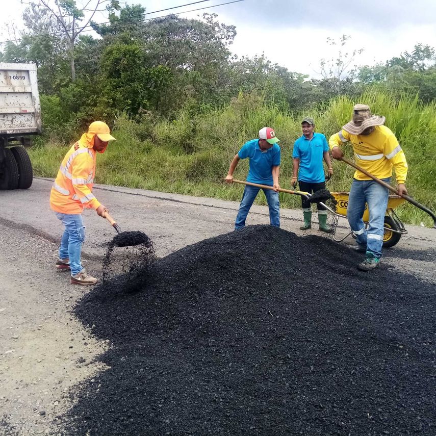 MOP y juntas comunales reparan vías en el distrito de Bugaba