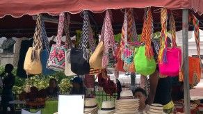 Venden artículos a bajo precio en el Mercadito de Pulgas