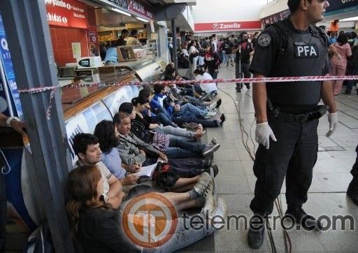 Tren choca contra estación en Argentina