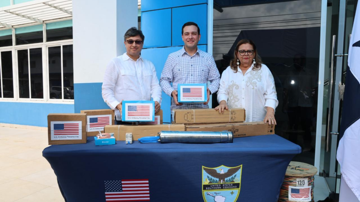 Embajador de EE.UU. entrega apoyo al IDAAN y anuncia programa de inglés Embajador de EE.UU. entrega apoyo al IDAAN y anuncia programa de inglés