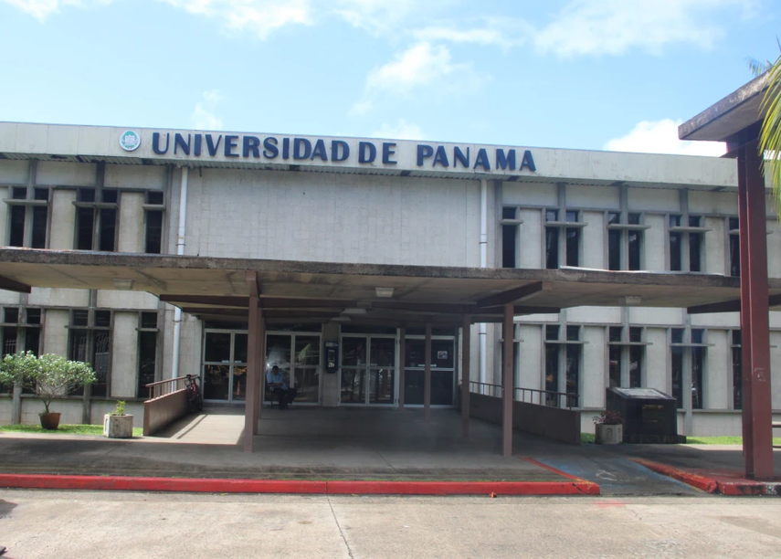 El rector Flores explicó que la Universidad de Panamá no acepta como válidos los llamados «títulos propios» otorgados por universidades de España. El rector Flores explicó que la Universidad de Panamá no acepta como válidos los llamados «títulos propios» otorgados por universidades de España.