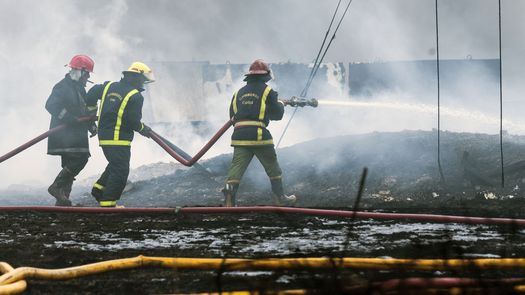 De los ocho tanques distribuidos en dos baterías, cuatro quedaron completamente desbastados por las llamas. Se debieron evacuar 4.900 personas de barrios colindantes, las cuales ya regresaron a sus hogares.
