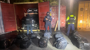 Incautan en puerto del Pacífico 382 paquetes de presunta cocaína Incautan en puerto del Pacífico 382 paquetes de presunta cocaína