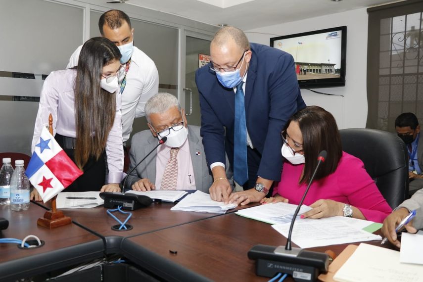 Reunión en la Comisión de Presupuesto de la AN