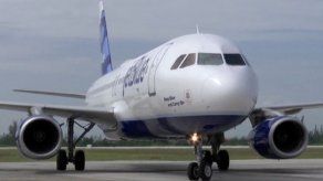 Aterriza en suelo cubano el primer vuelo regular con EEUU desde 1961