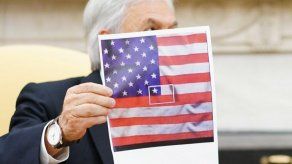 Piñera exhibe una curiosa bandera de EEUU en reunión con Trump