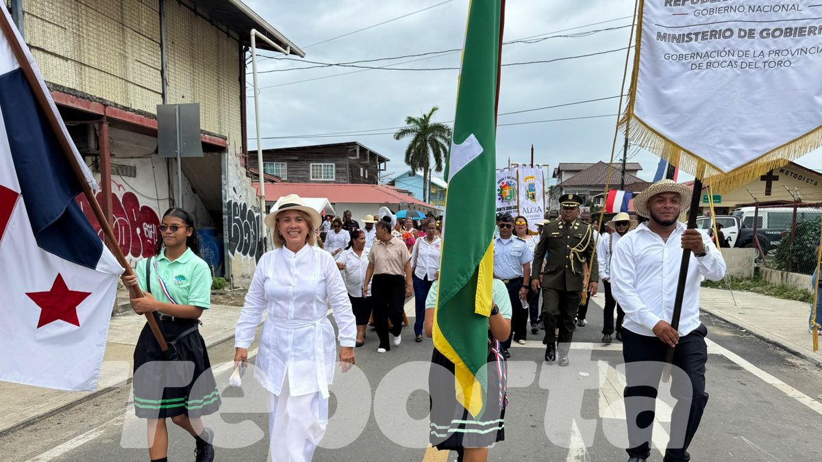 Bocas del Toro celebra 122 años de fundación con desfile Bocas del Toro celebra 122 años de fundación con desfile