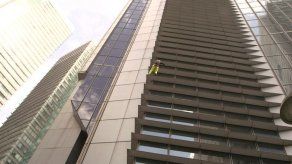 Arrestan al hombre araña francés por escalar un rascacielos en Filipinas