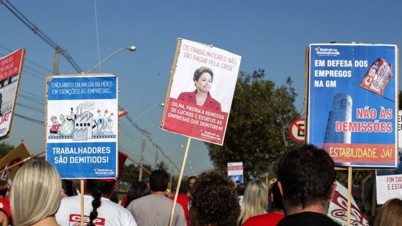 Rousseff enfrenta nuevas protestas con la economía y la política en crisis