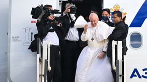 El Papa Francisco aborda un avión en el Aeropuerto Internacional de Atenas.