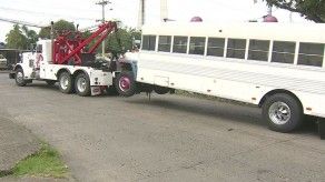 Remueven con grúa buses diablos verdes sin certificado de operación Remueven con grúa buses diablos verdes sin certificado de operación