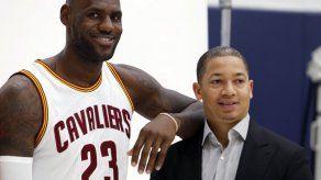 LeBron presiona a los Cavs para firmar a J.R. Smith