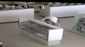 Cámara capta robo dentro de comercio en Colón