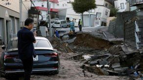 Al menos 9 muertos en fuerte terremoto que colapsa el norte de Japón