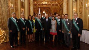 Martinelli entrega la orden General José de Fábrega a sus Ministros