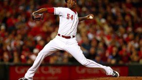 Cubano Aroldis Chapman recibe pelotazo en la cara y estará sin lanzar al menos hasta mayo