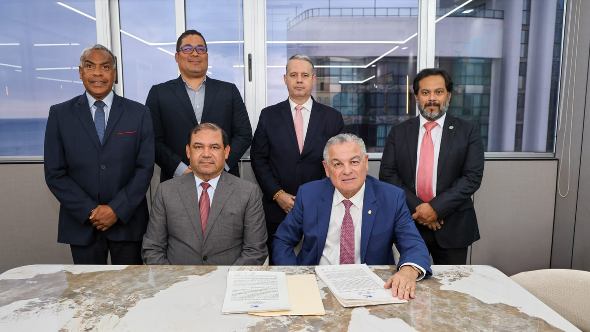 El contralor Anel Flores durante el refrendo de los puertos de Balboa y Cristóbal. El contralor Anel Flores durante el refrendo de los puertos de Balboa y Cristóbal.