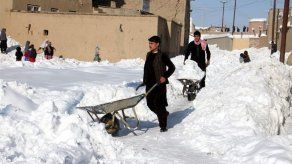 Varios pueblos aislados tras mortíferos aludes de nieve en Afganistán