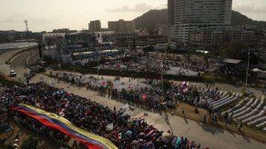 Peregrinos esperan durante horas al Papa bajo el inclemente sol de Panamá Peregrinos esperan durante horas al Papa bajo el inclemente sol de Panamá