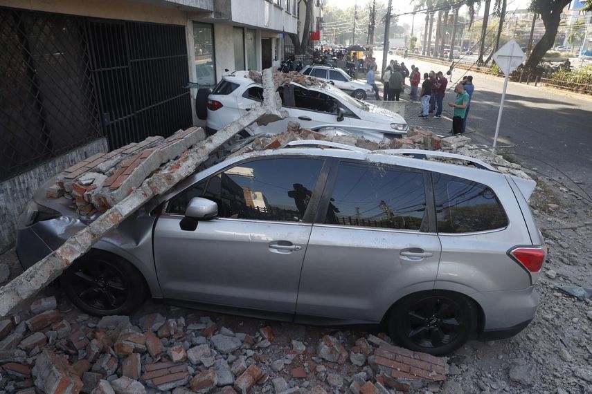 Un temblor de magnitud 7,4 sacudió gran parte de Colombia, según el Servicio Geológico Colombiano (SGC), y las autoridades informaron de daños en varias ciudades como Manizales, Cali y Pereira. Un temblor de magnitud 7,4 sacudió gran parte de Colombia, según el Servicio Geológico Colombiano (SGC), y las autoridades informaron de daños en varias ciudades como Manizales, Cali y Pereira.