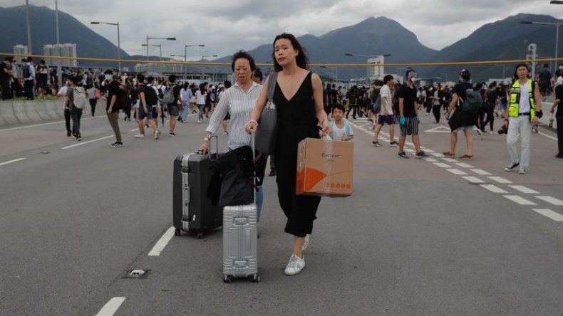 Cortan un tren al aeropuerto tras protestas en Hong Kong
