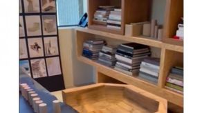 Primero fue el baño y ahora la oficina: Kim Kardashian se vuelve viral por sus incómodos muebles