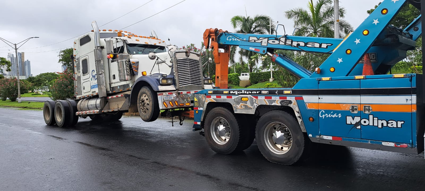 Policía Nacional remueve camiones que bloquearon la Cinta Costera.