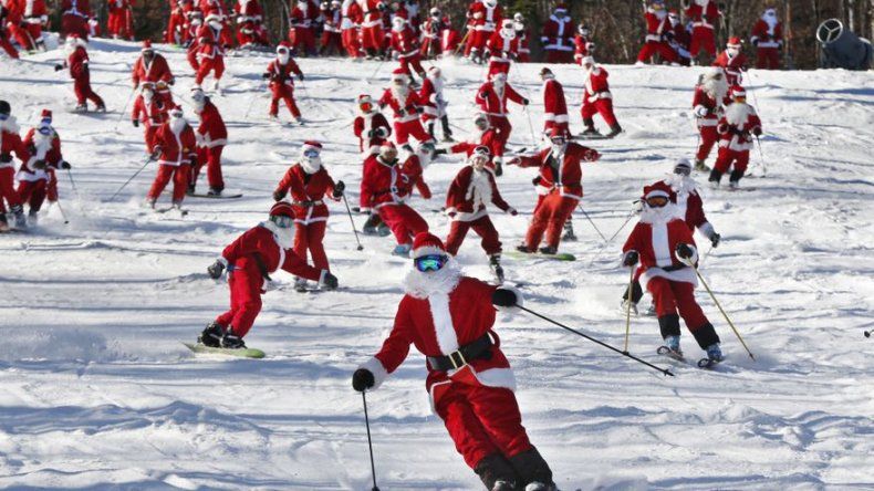 Decenas de Santa Claus salen a esquiar para evento benéfico