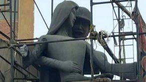 Remodelan estatua de un hombre abrazando a una mujer en Egipto tras polémica