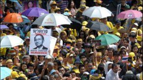 Miles de tailandeses participan en una manifestación