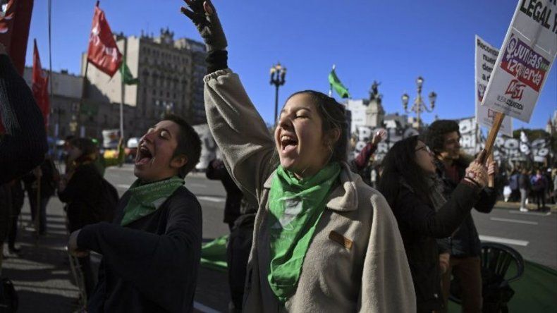 Pañuelazo verde internacional por el aborto legal en Argentina
